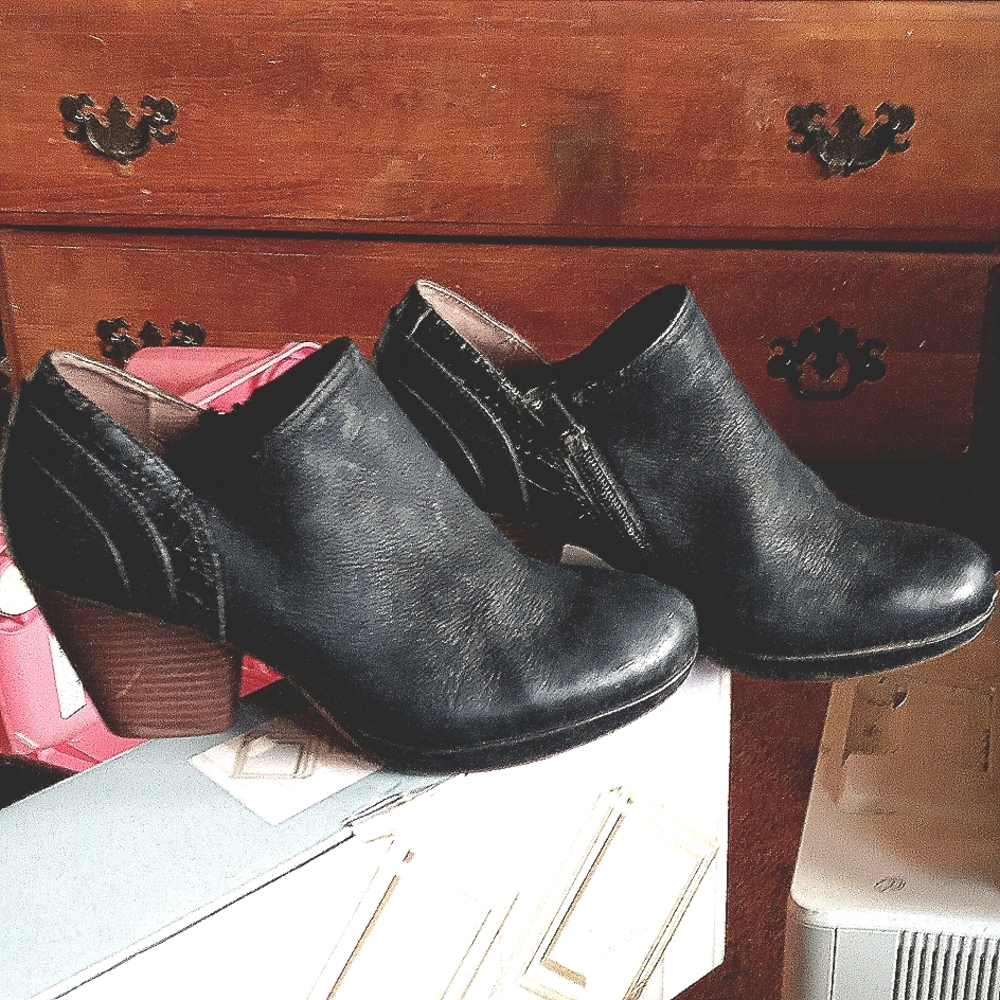 Dansko Black Newbuck Booties Size 40 or US 9-9.5